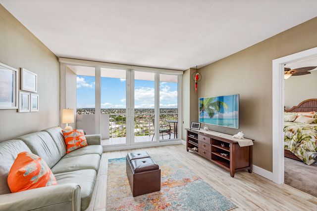 $564,900 | 140 Seaview Court, Unit 1504 | Marco Beach