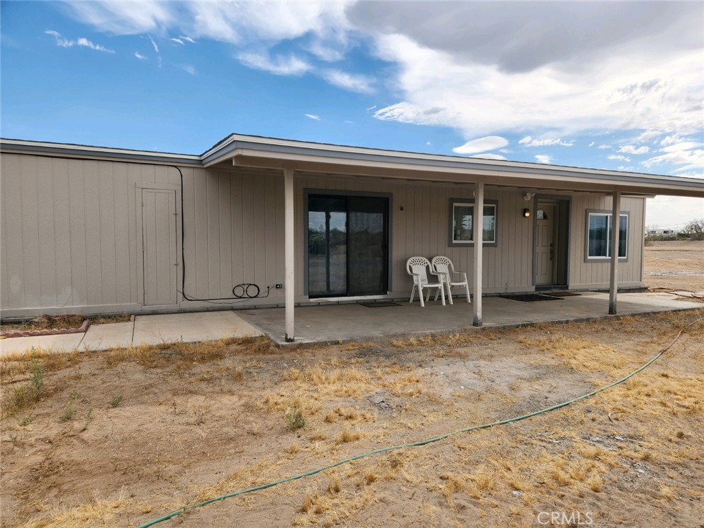 a view of a house with backyard