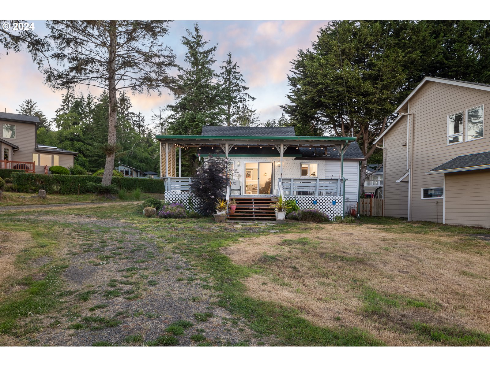 a view of a house with backyard and garden