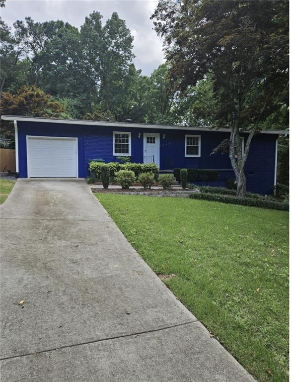 a view of a house with a yard