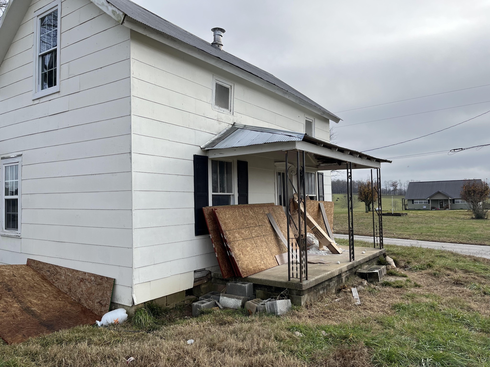 a view of a house with backyard