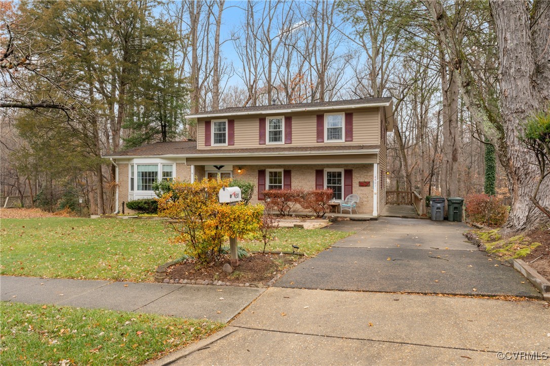 Front of property with a front lawn