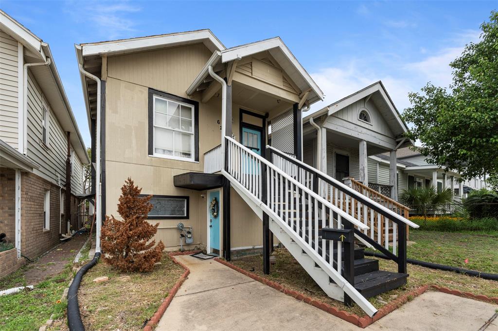 a view of a house with backyard and deck