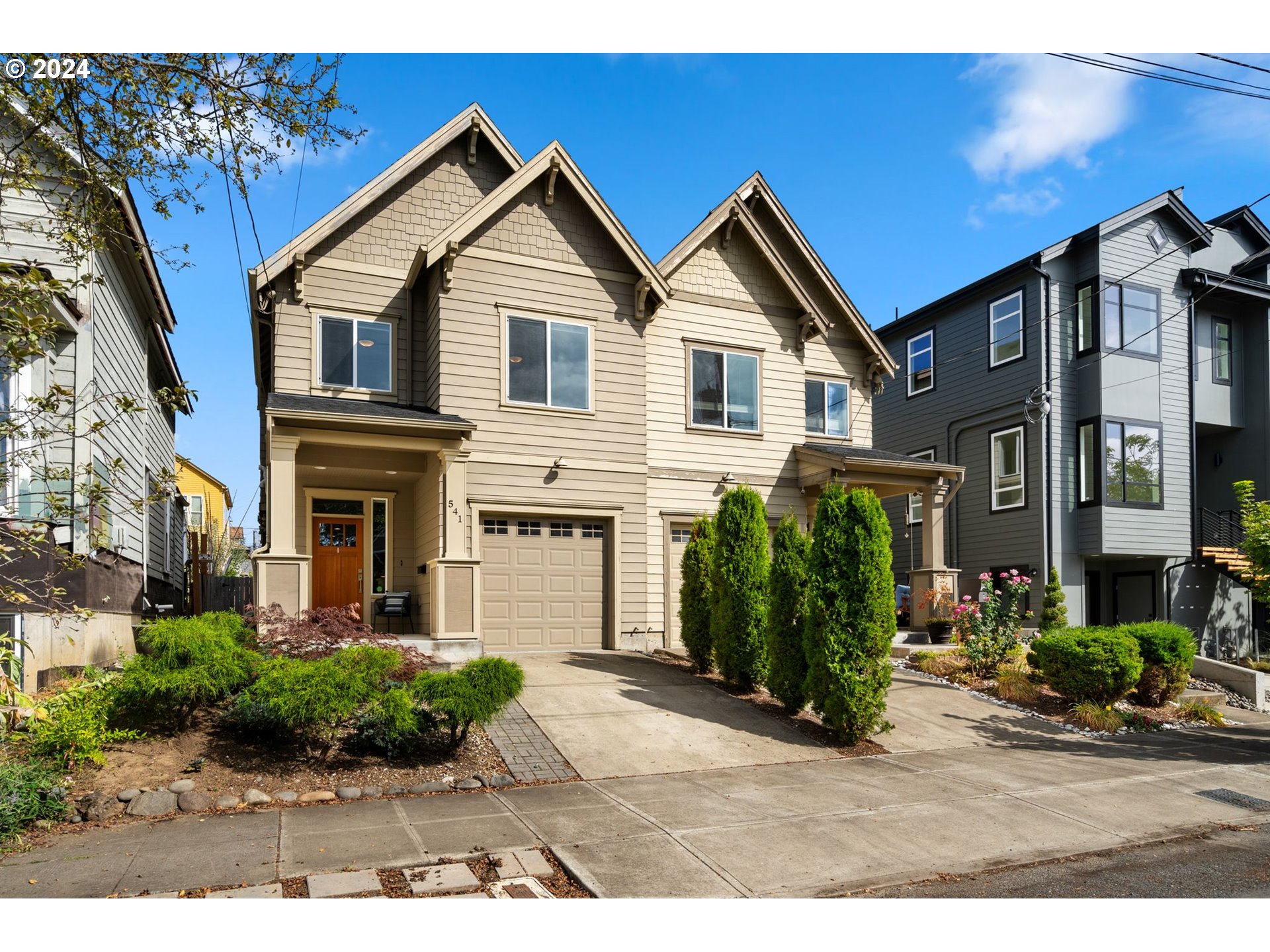 a view of a yard in front of house