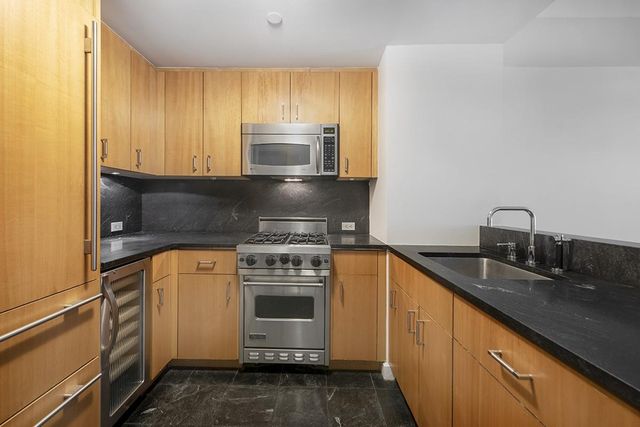 $4,700 | 100 West 58th Street, Unit 8E | Midtown Central