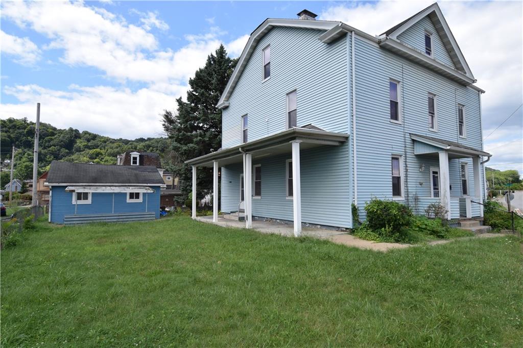 a view of a house with a yard