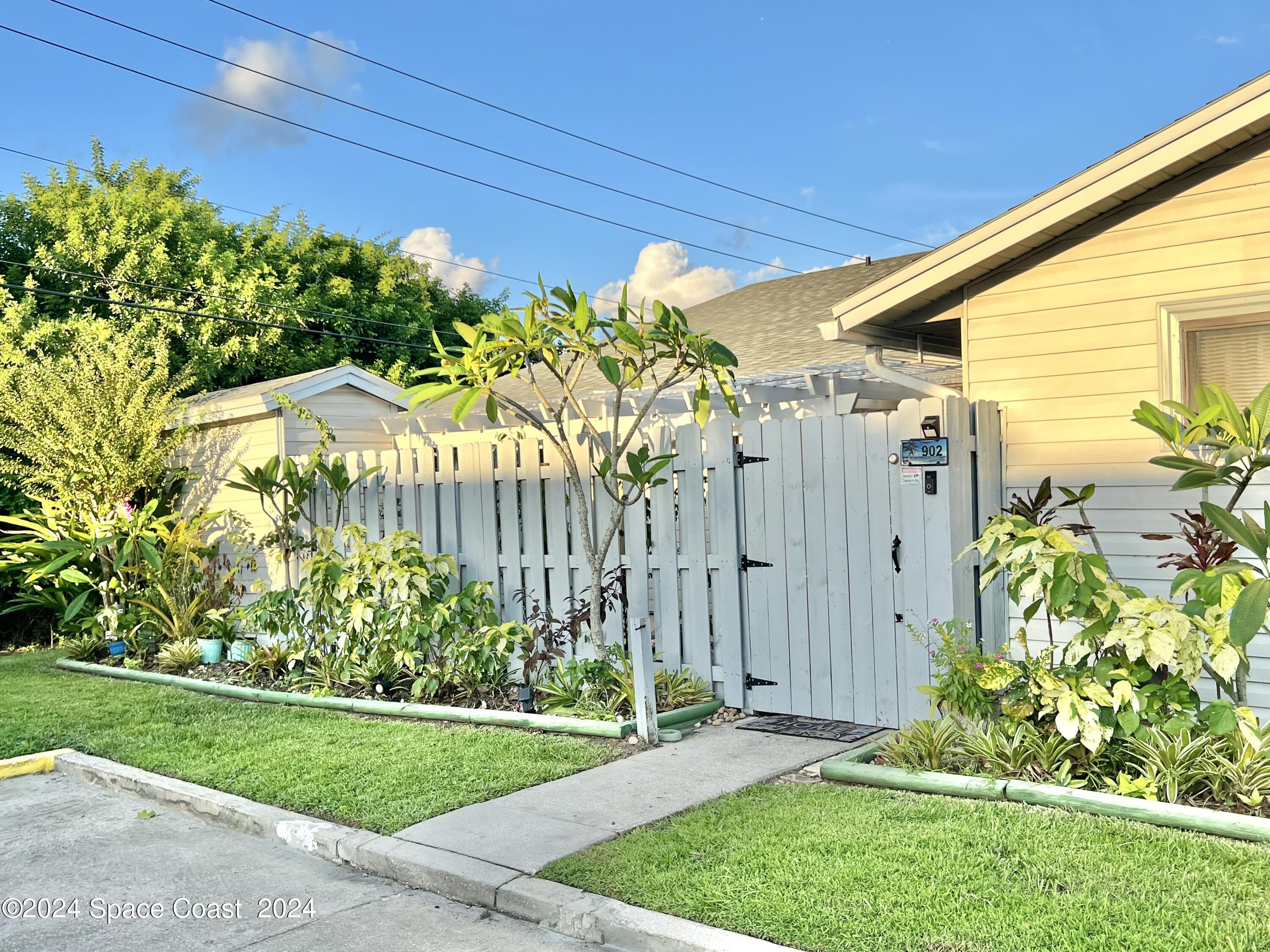 a view of a back yard of the house