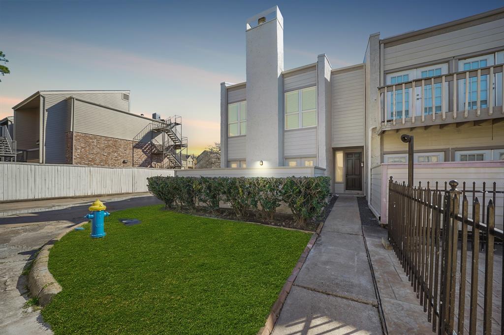 a view of a house with backyard and garden