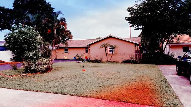 a view of backyard of the house