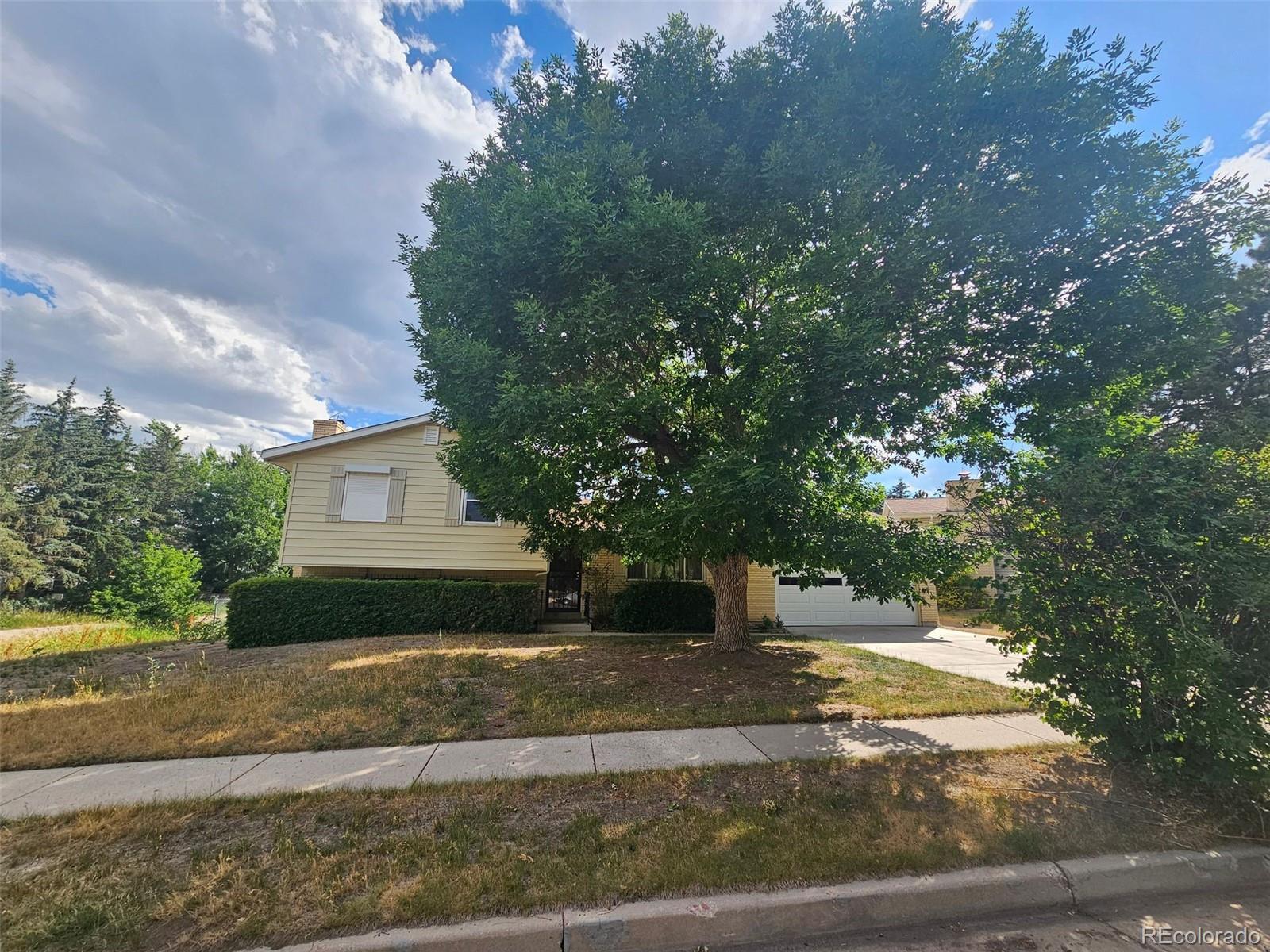 a view of a house with a yard