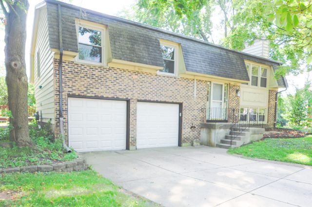 $469,000 | 3915 Whispering Trails Drive | Hoffman Estates