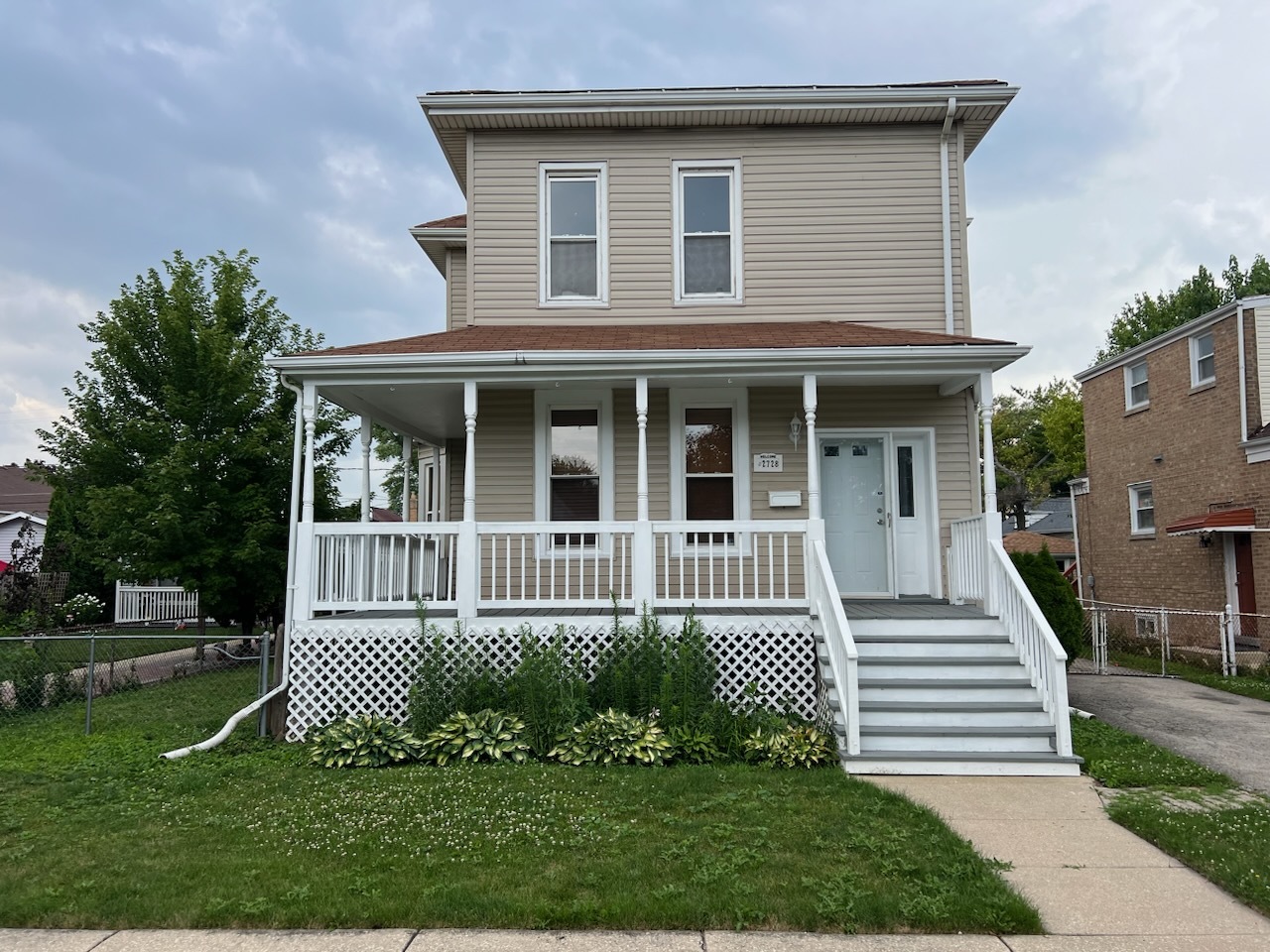 a view of a house with a yard