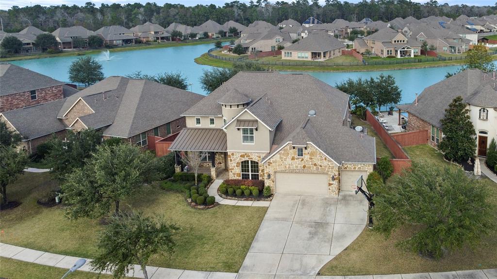 an aerial view of a house with outdoor space and lake view