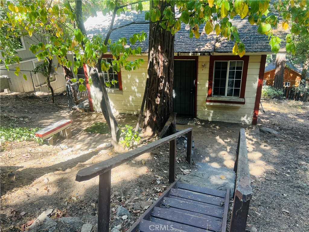 a view of a house with backyard