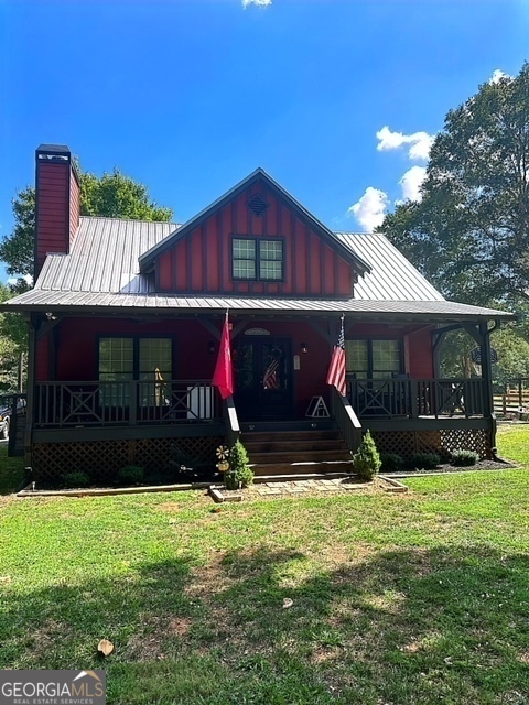 a view of a house with a yard