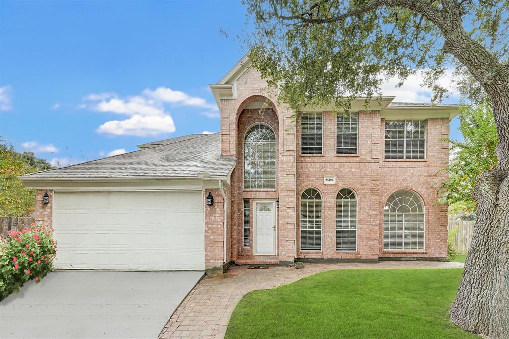 Welcome home to 11419 Oak Lake Glen Circle