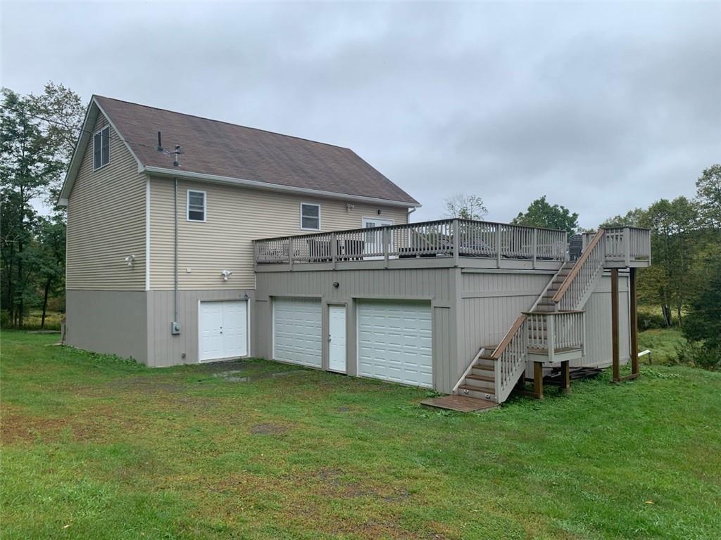 a view of a house with backyard