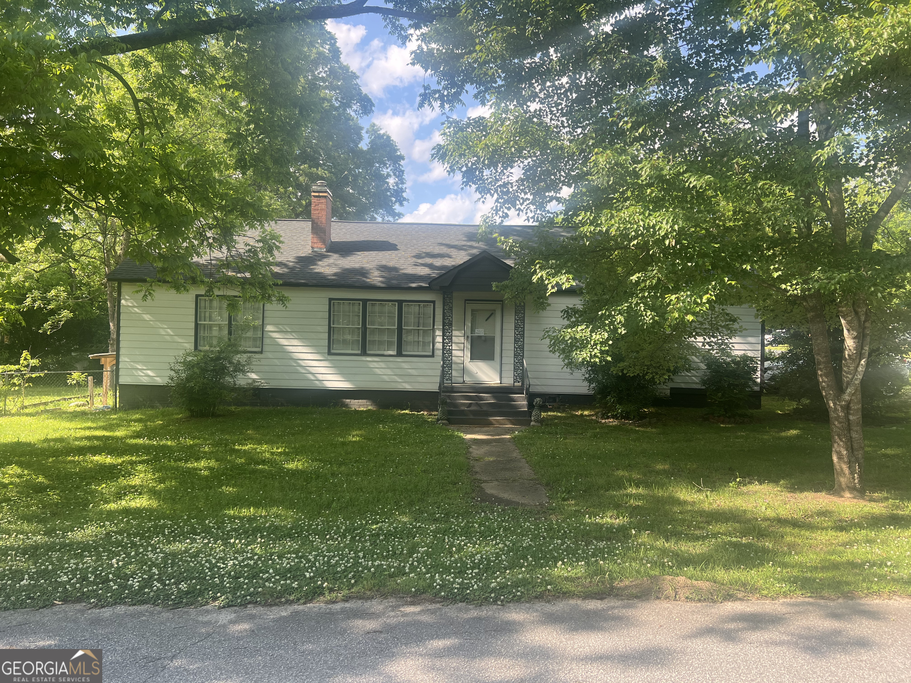 a view of a house with a yard