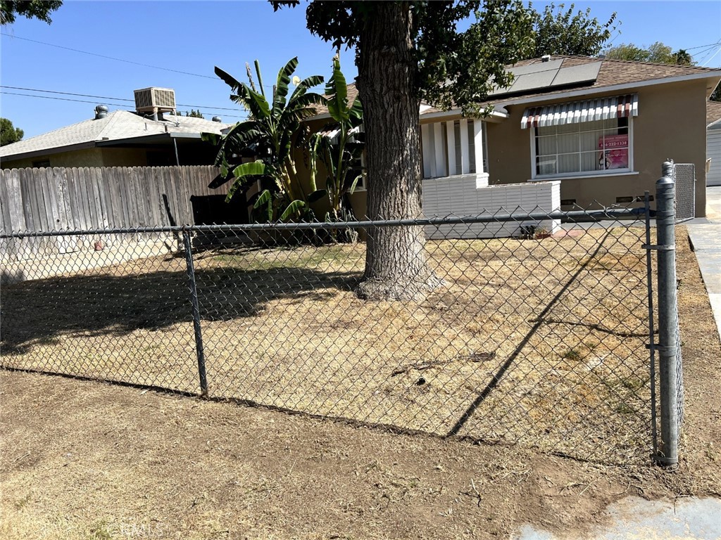 a view of backyard of the house