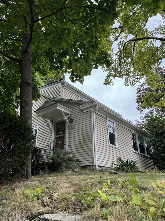 a view of a house with a yard