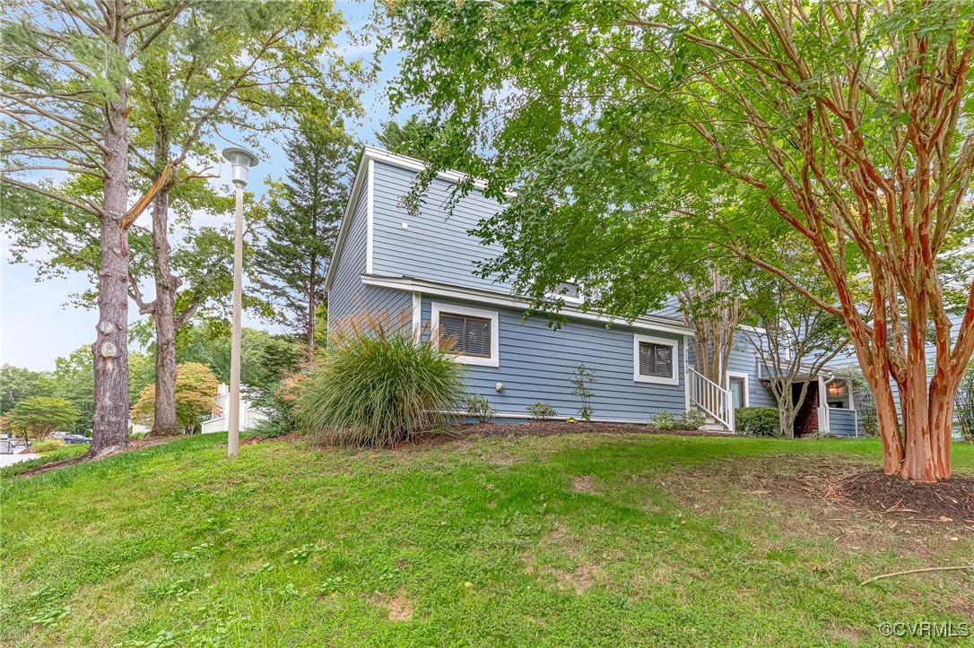 a view of a house with backyard and garden