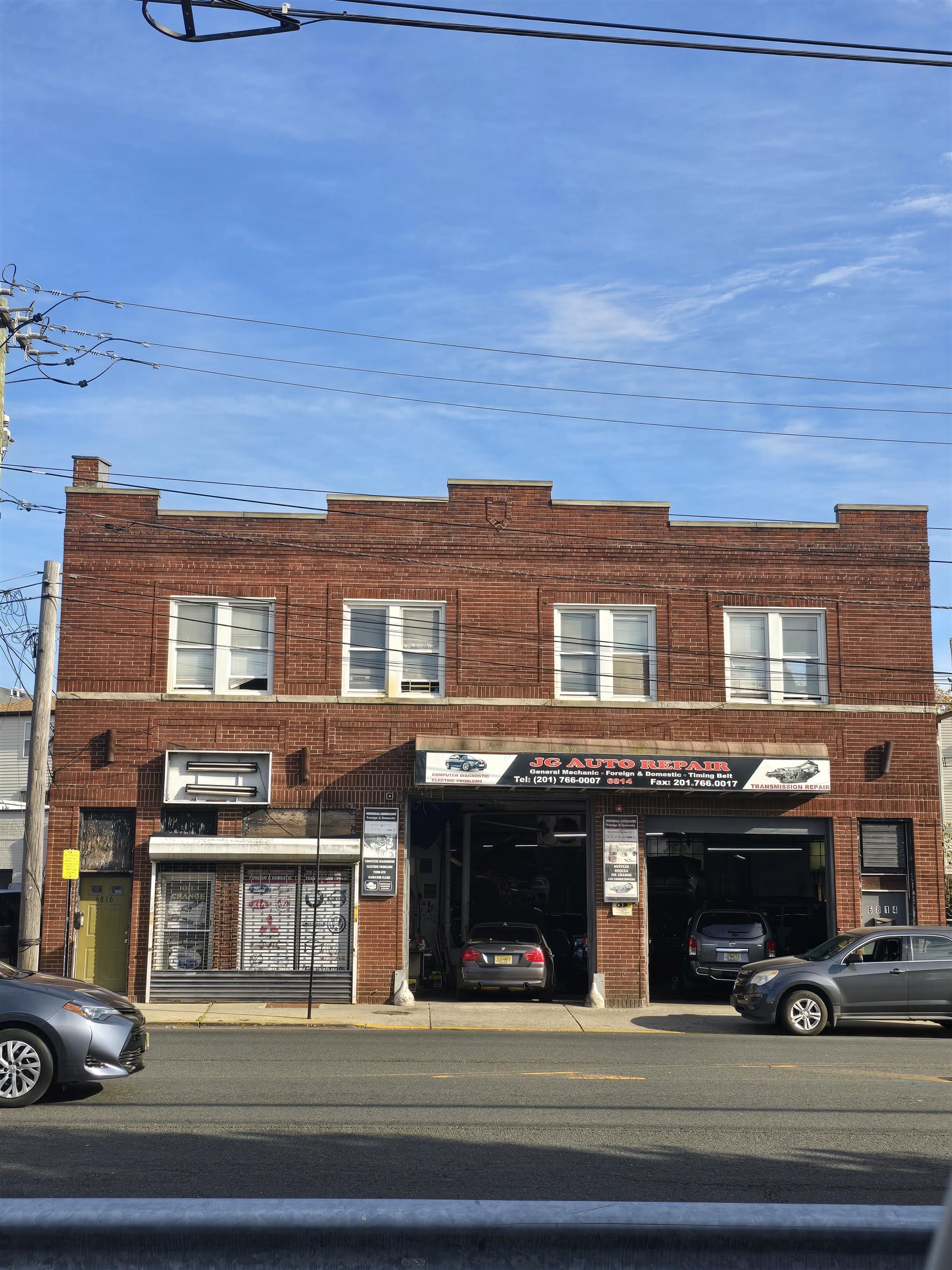 a view of a building and car parked