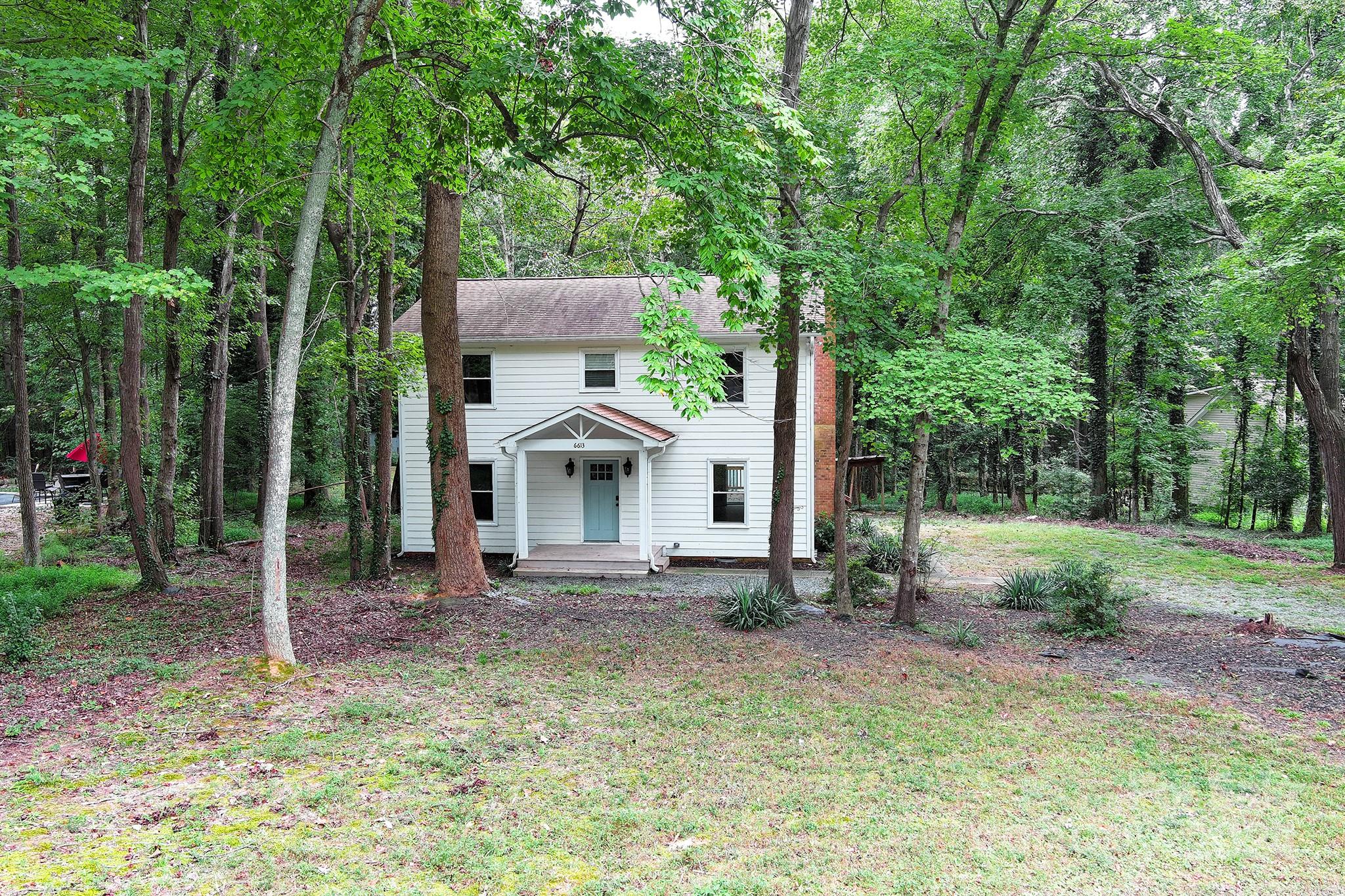 a view of a house with backyard and garden