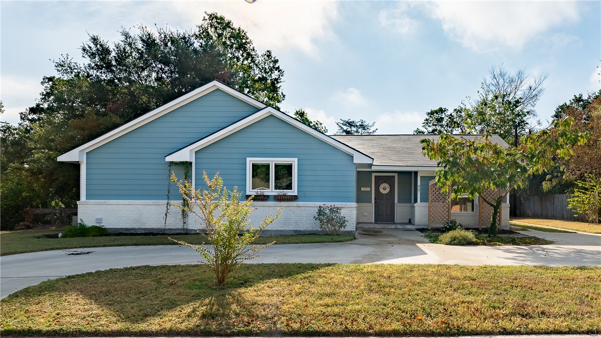 a view of a house with backyard