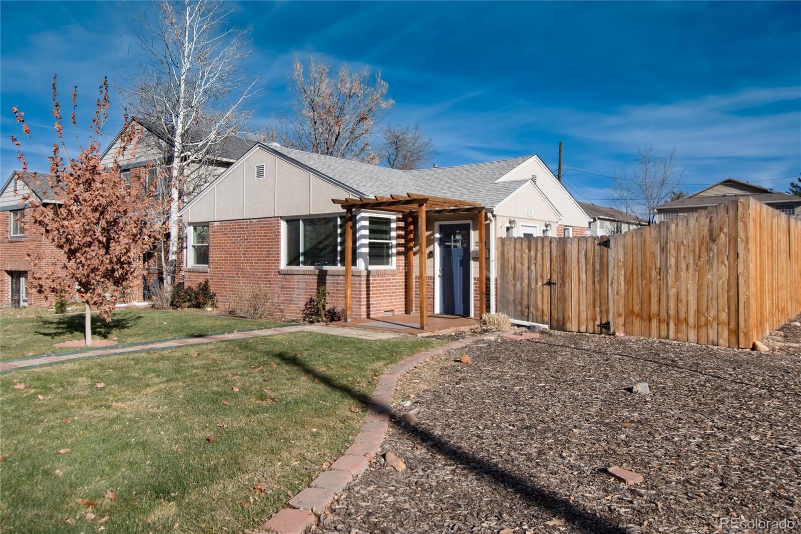 a view of a house with a yard