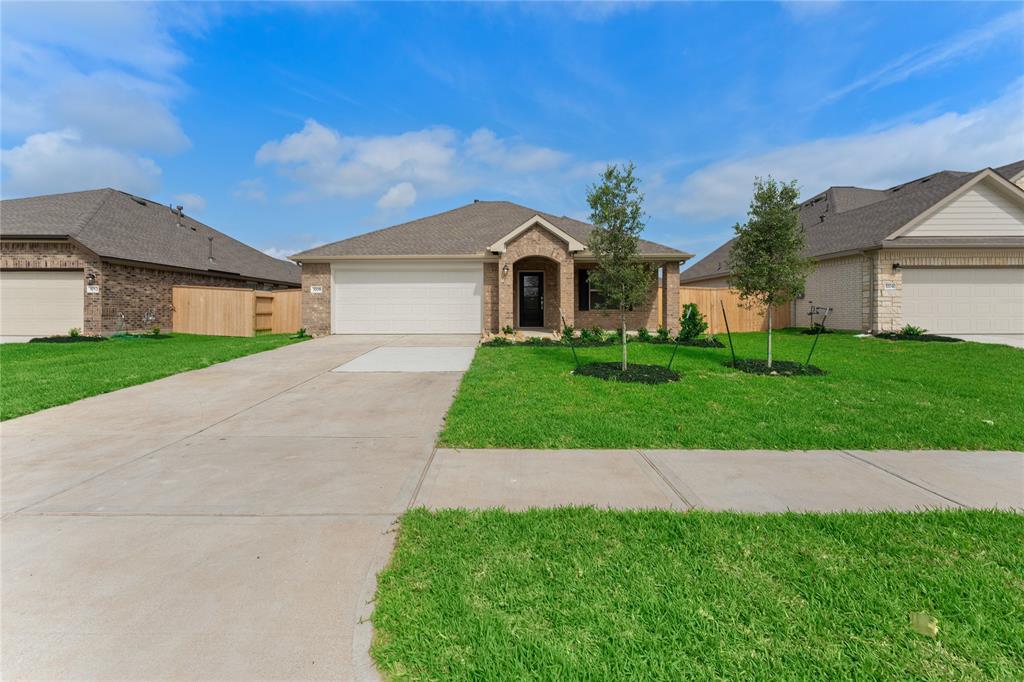 a view of a front of house with a yard