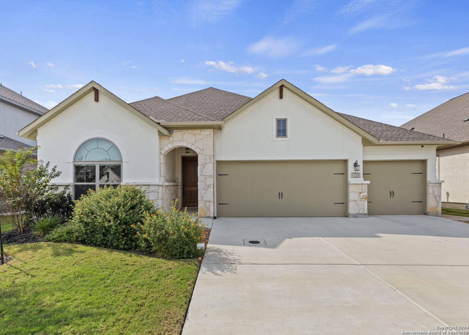 a view of a house with a yard and garage