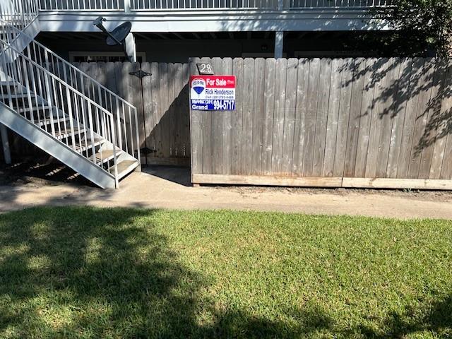 a view of entryway with wooden fence