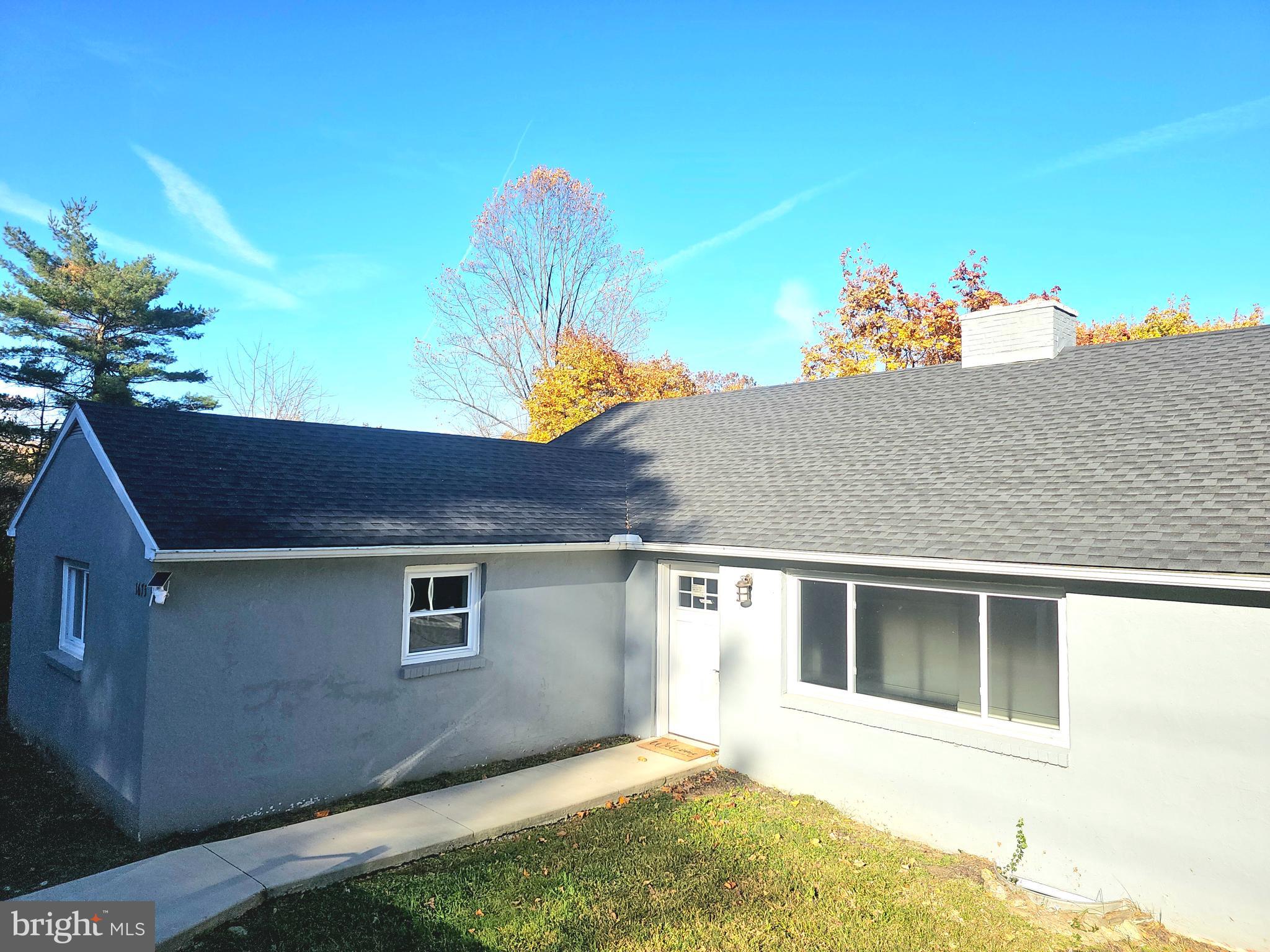 a view of a house with a backyard