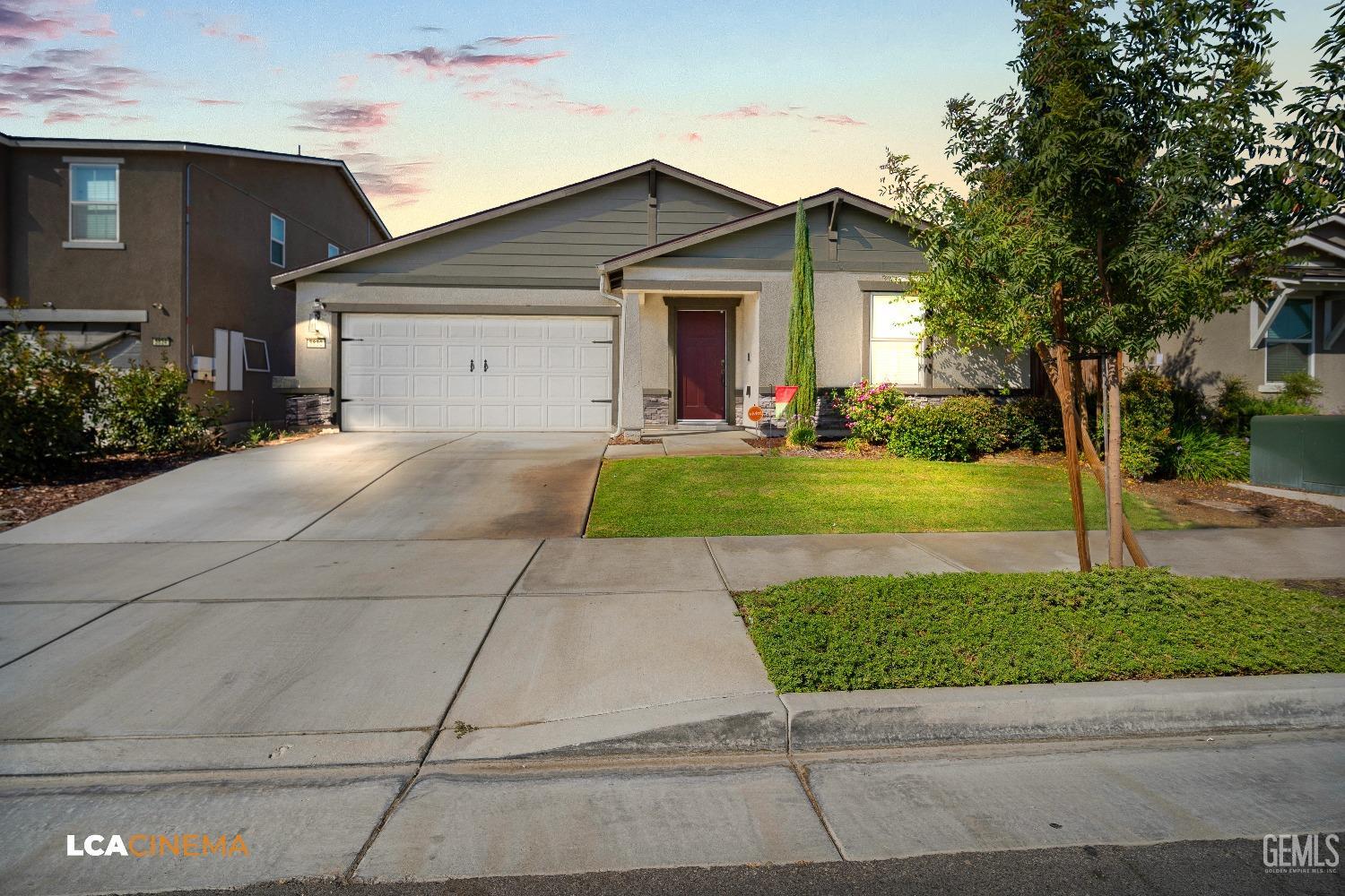 a view of a house with backyard and garden