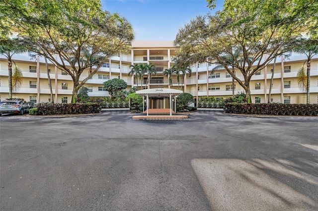 $415,000 | 3800 Oaks Clubhouse Drive, Unit 201 | Palm Aire