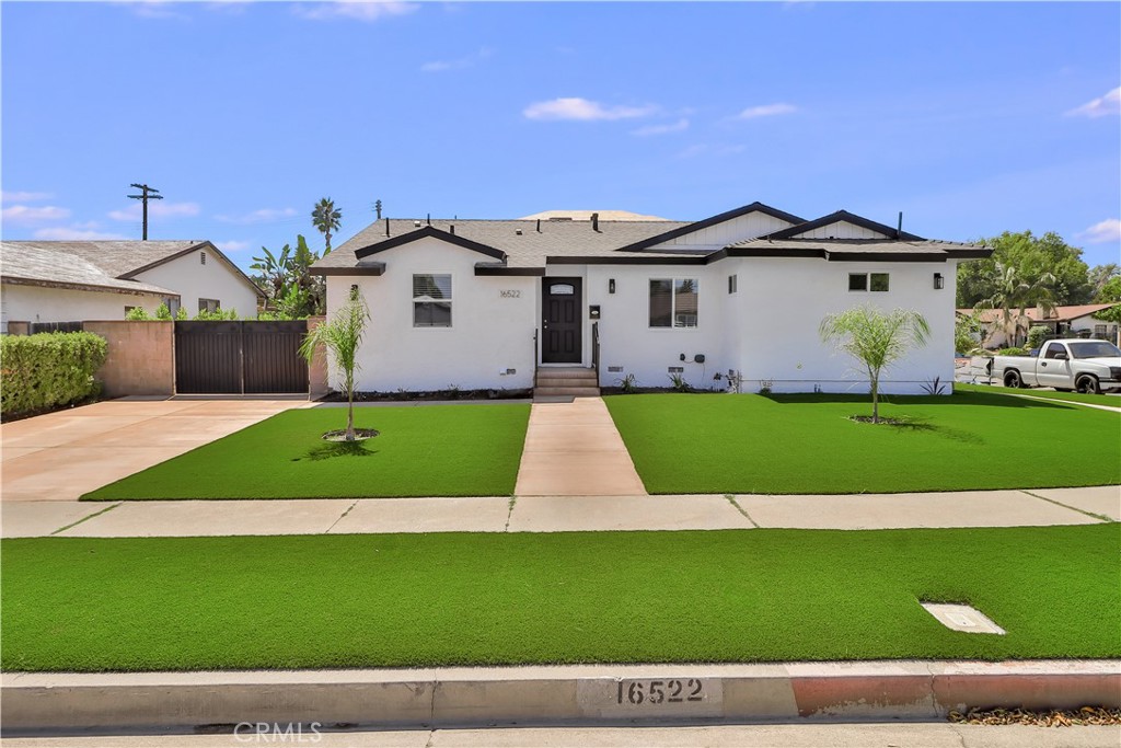 a view of a yard in front of a house