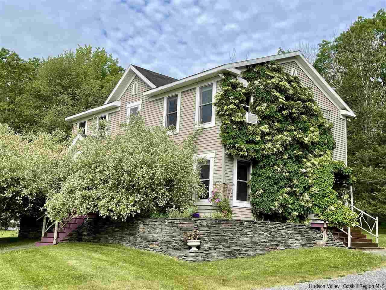 a view of a house with a yard