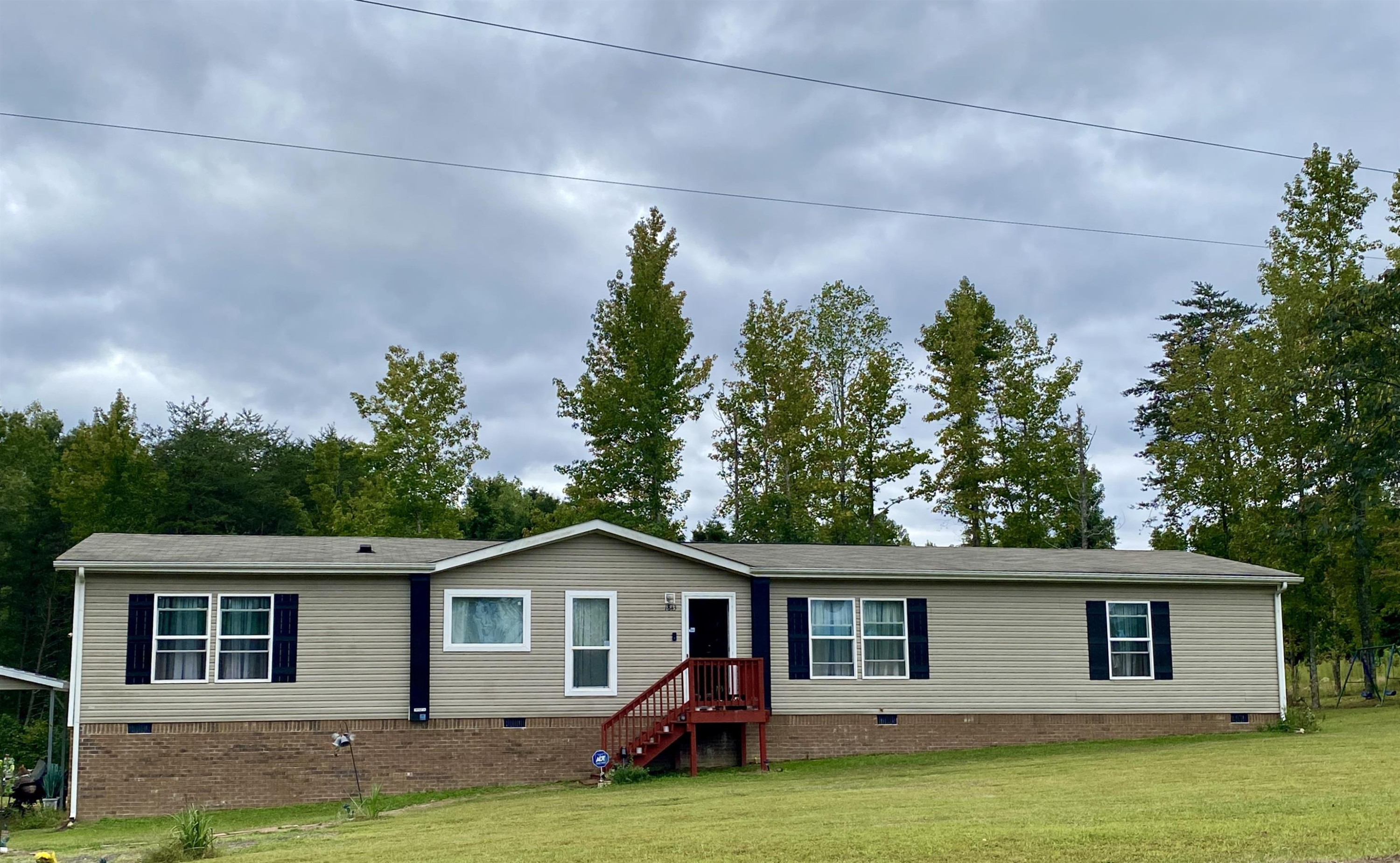 a view of a house with a backyard