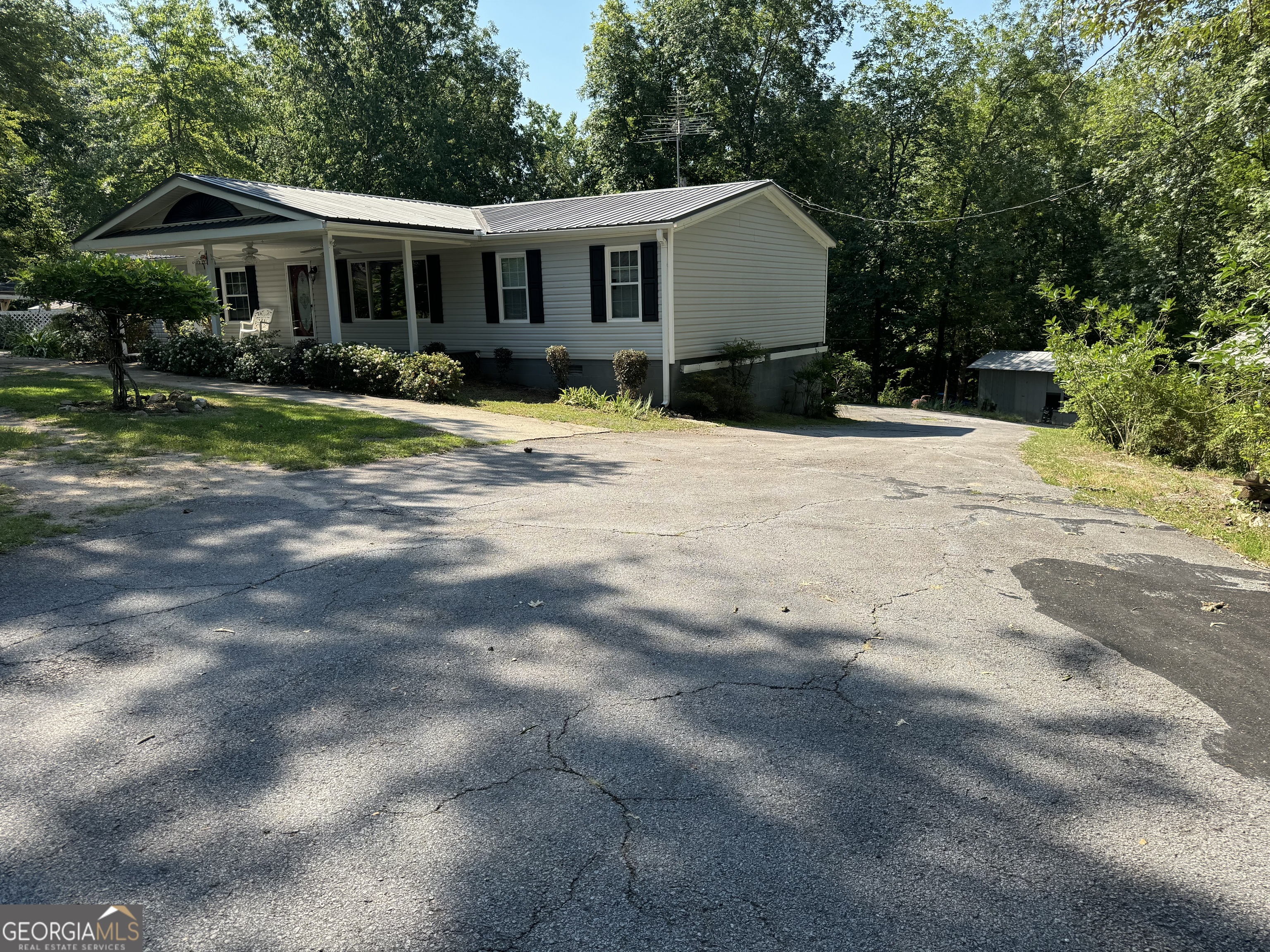 a view of a yard in front of house