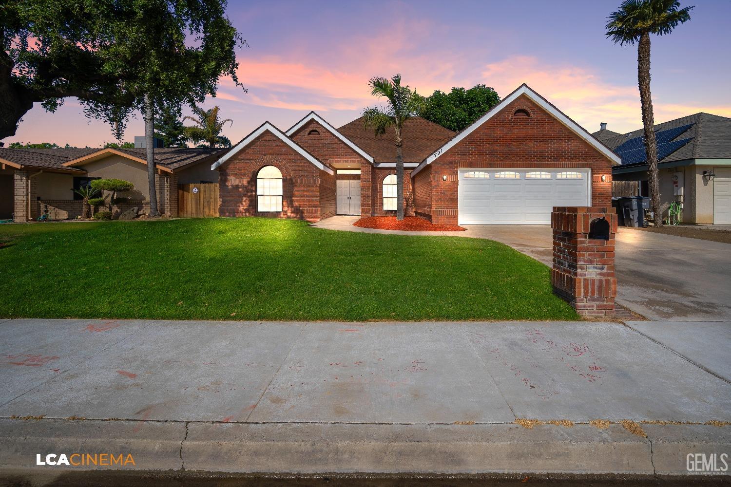 a view of a yard in front of a house