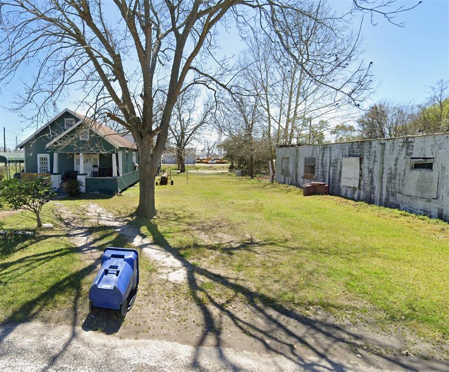 a view of a garden with wooden fence