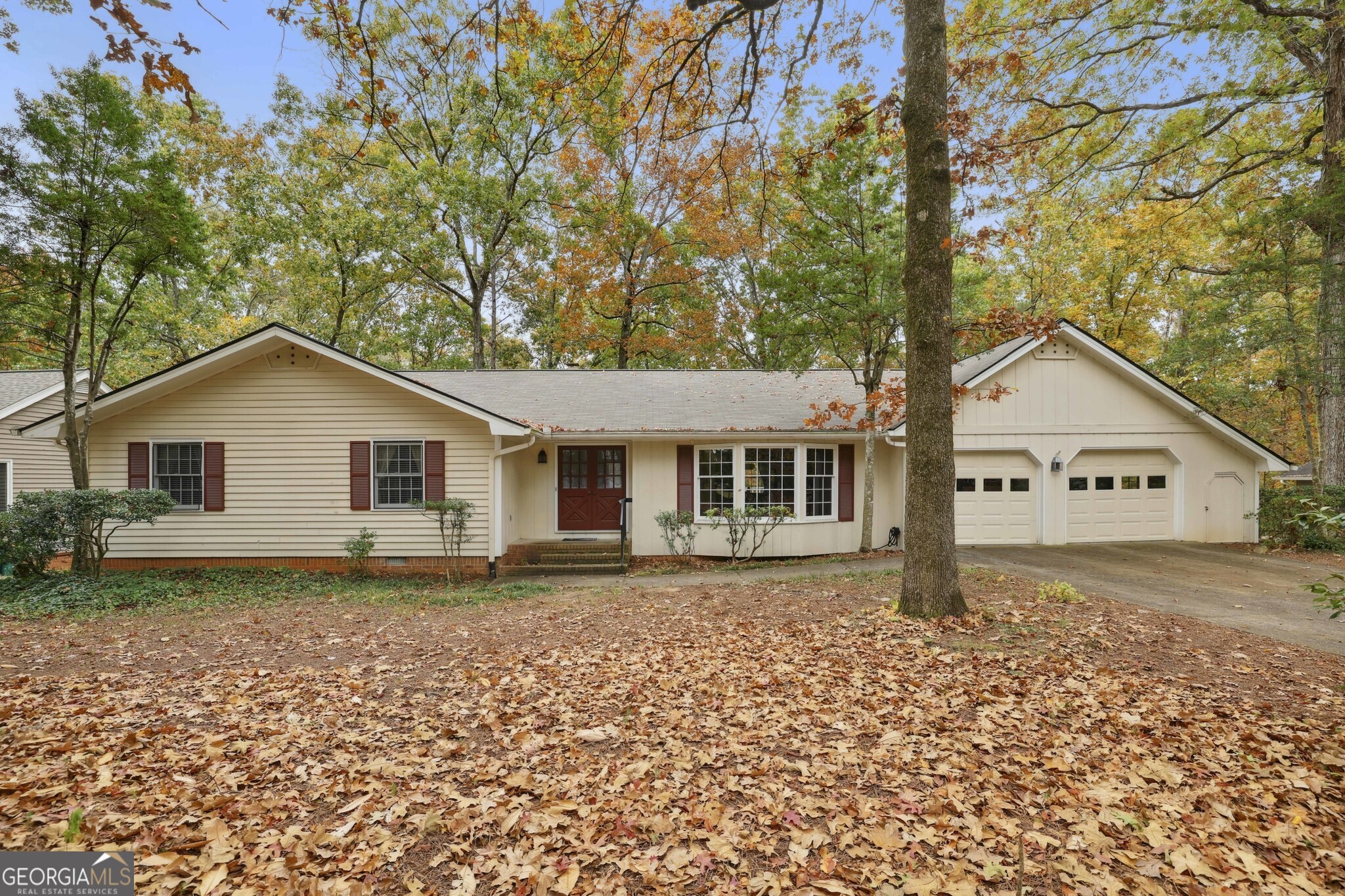 a view of a house with a yard