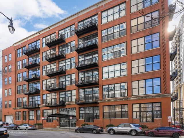 $800,000 | 525 West Superior Street, Unit 627 | River North Commons