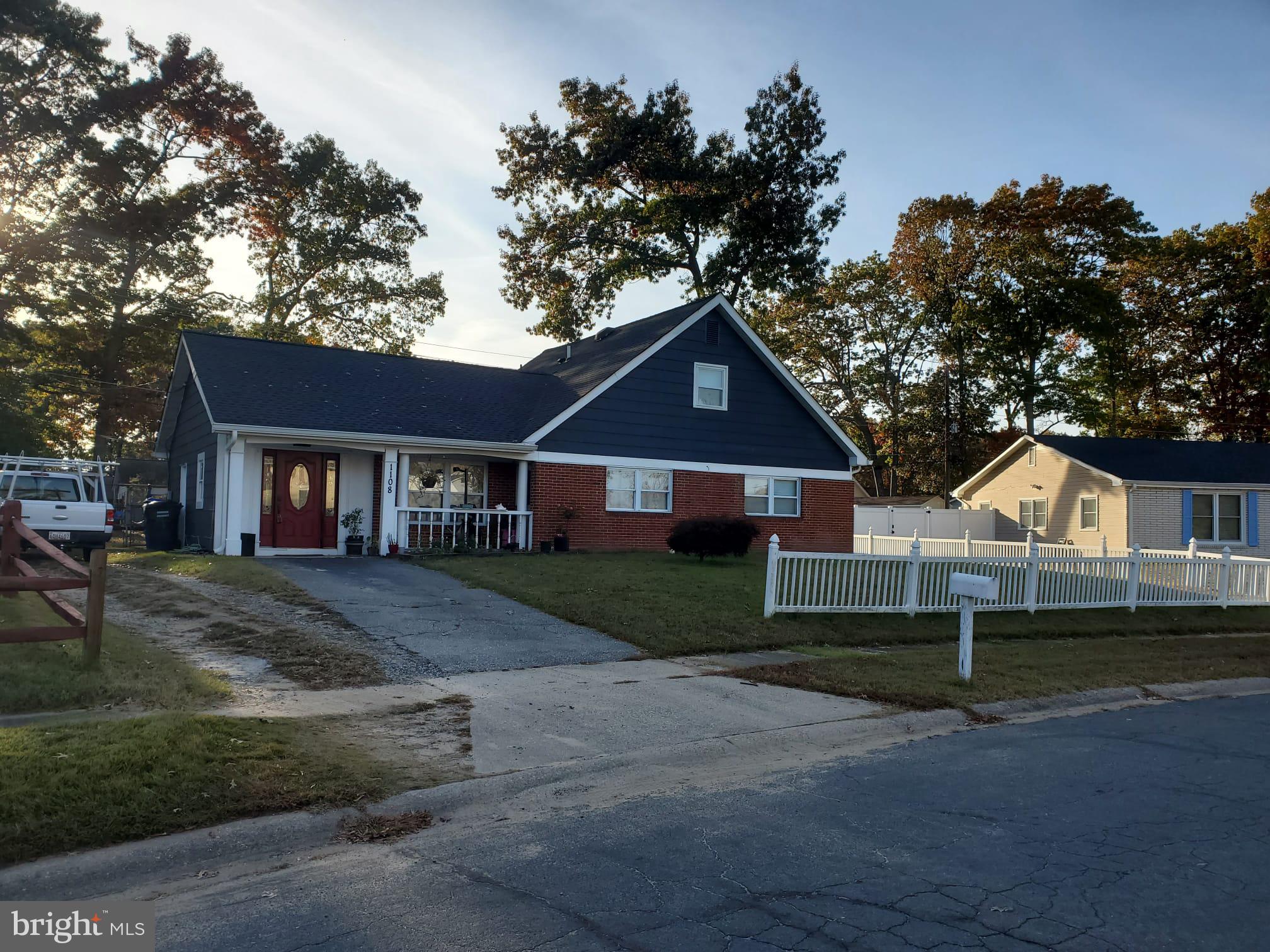 a view of house with a yard