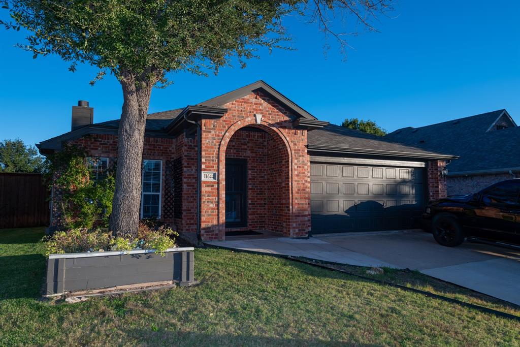 a view of a house with backyard and garden