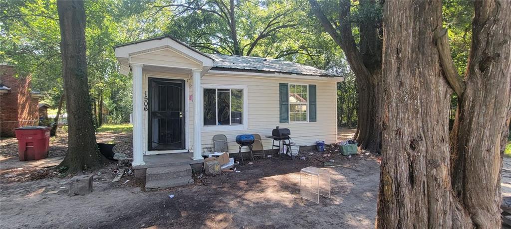 a view of a house with yard and sitting area