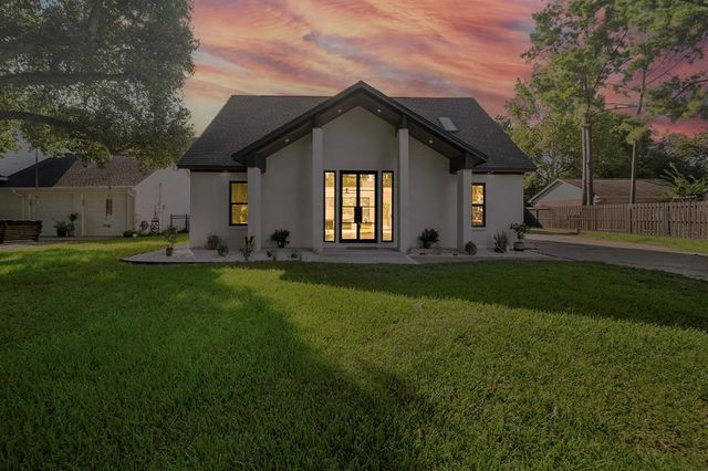 $695,000 | 408 Briarmeadow Avenue | Friendswood