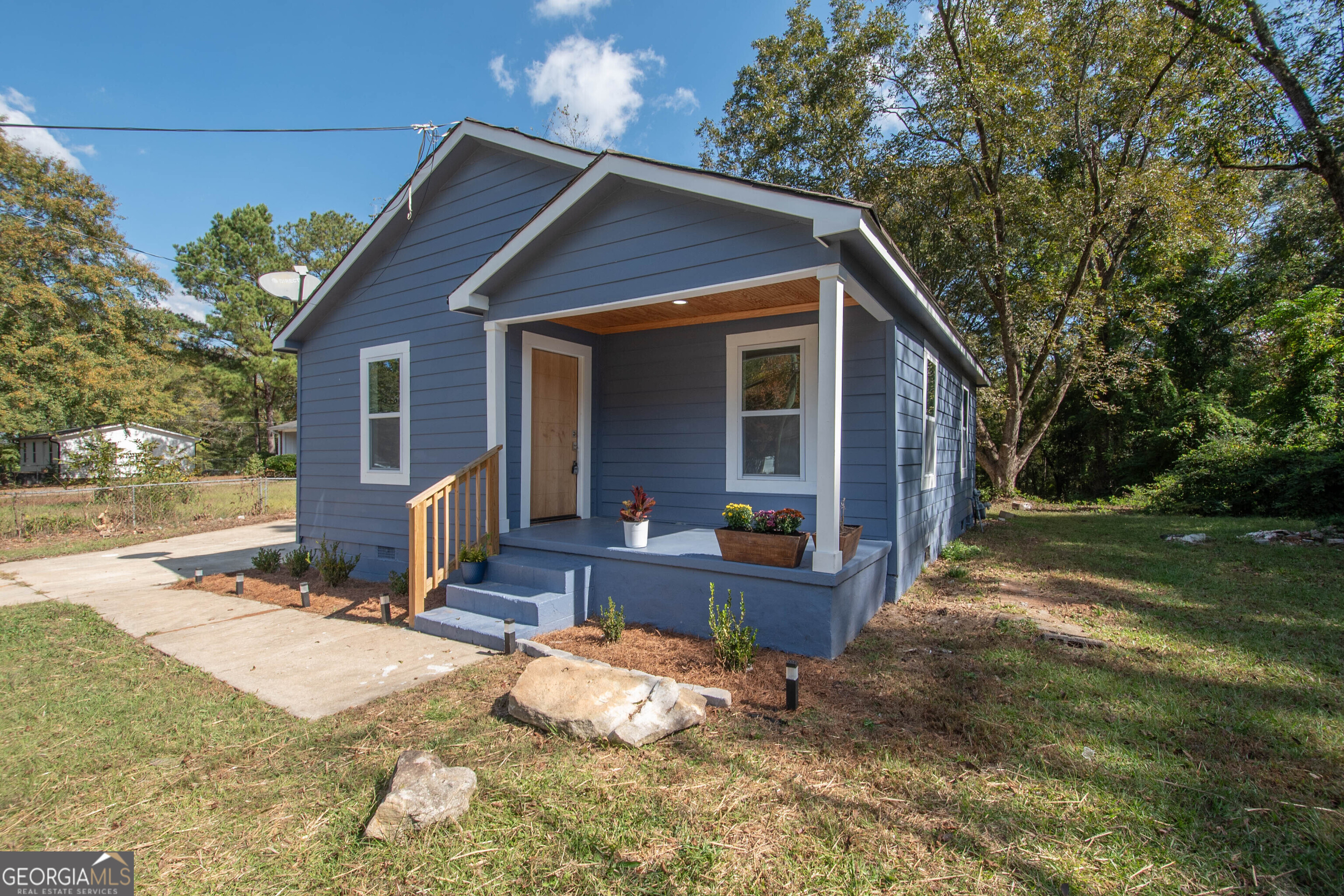 a view of a house with backyard