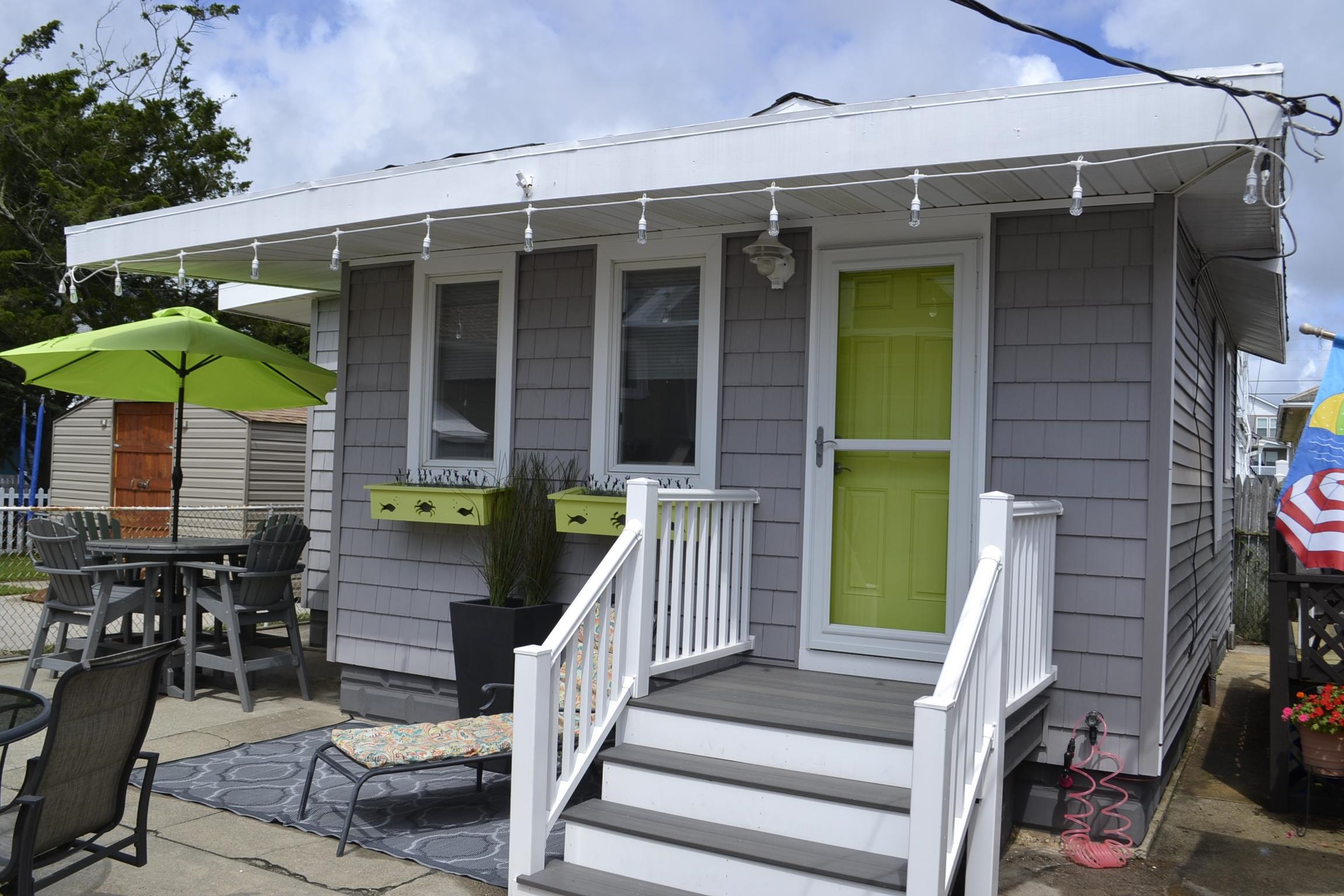 a view of a house with backyard and porch