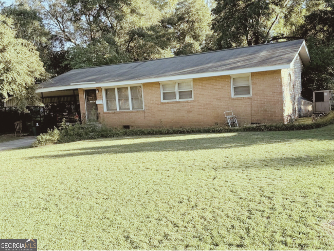 a view of a house with a yard